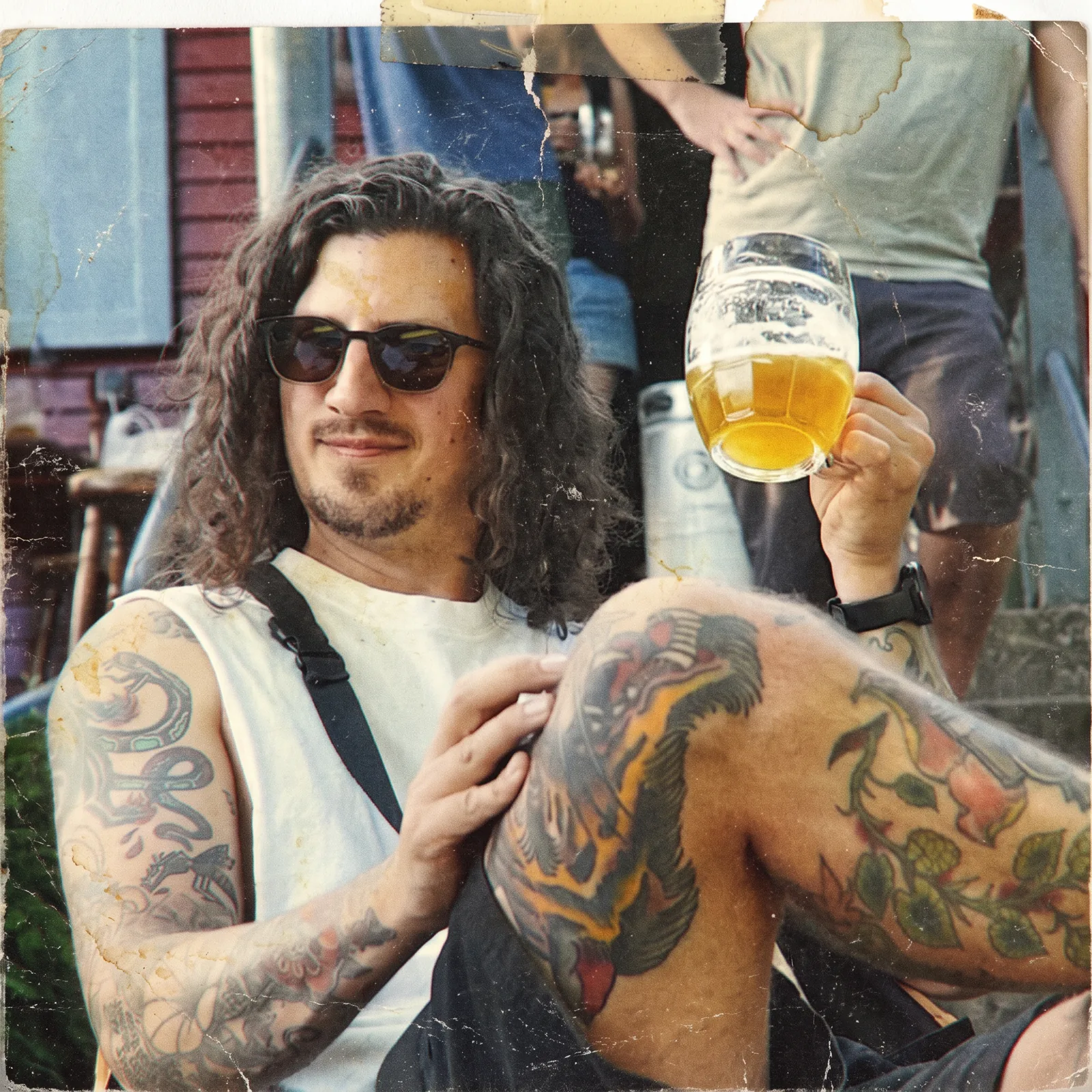 Simon vor der Lauschhütte mit einem Krug Bier